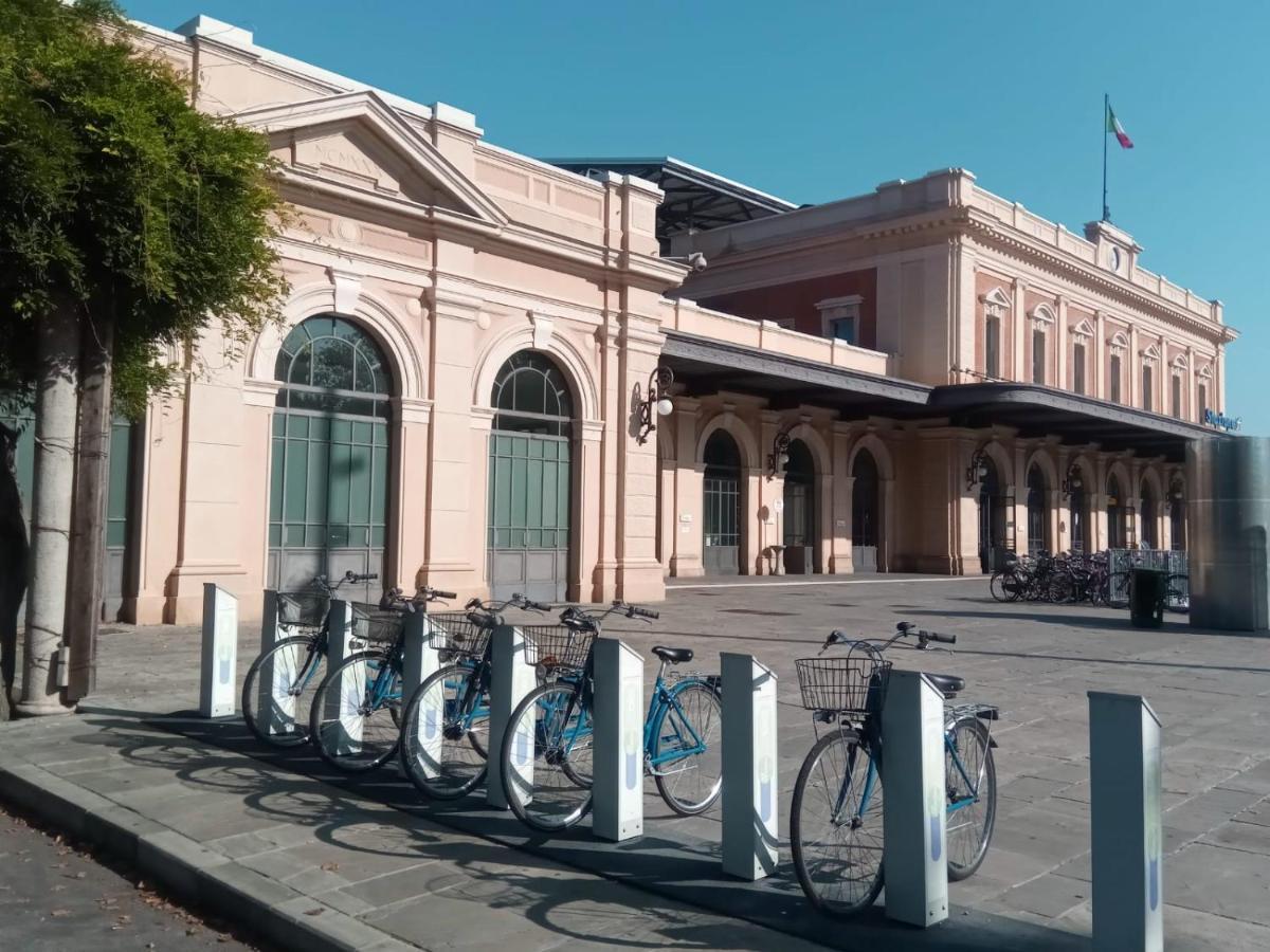 Parma Express Traveller'S Lodging Front Station Fs Parking Exterior foto