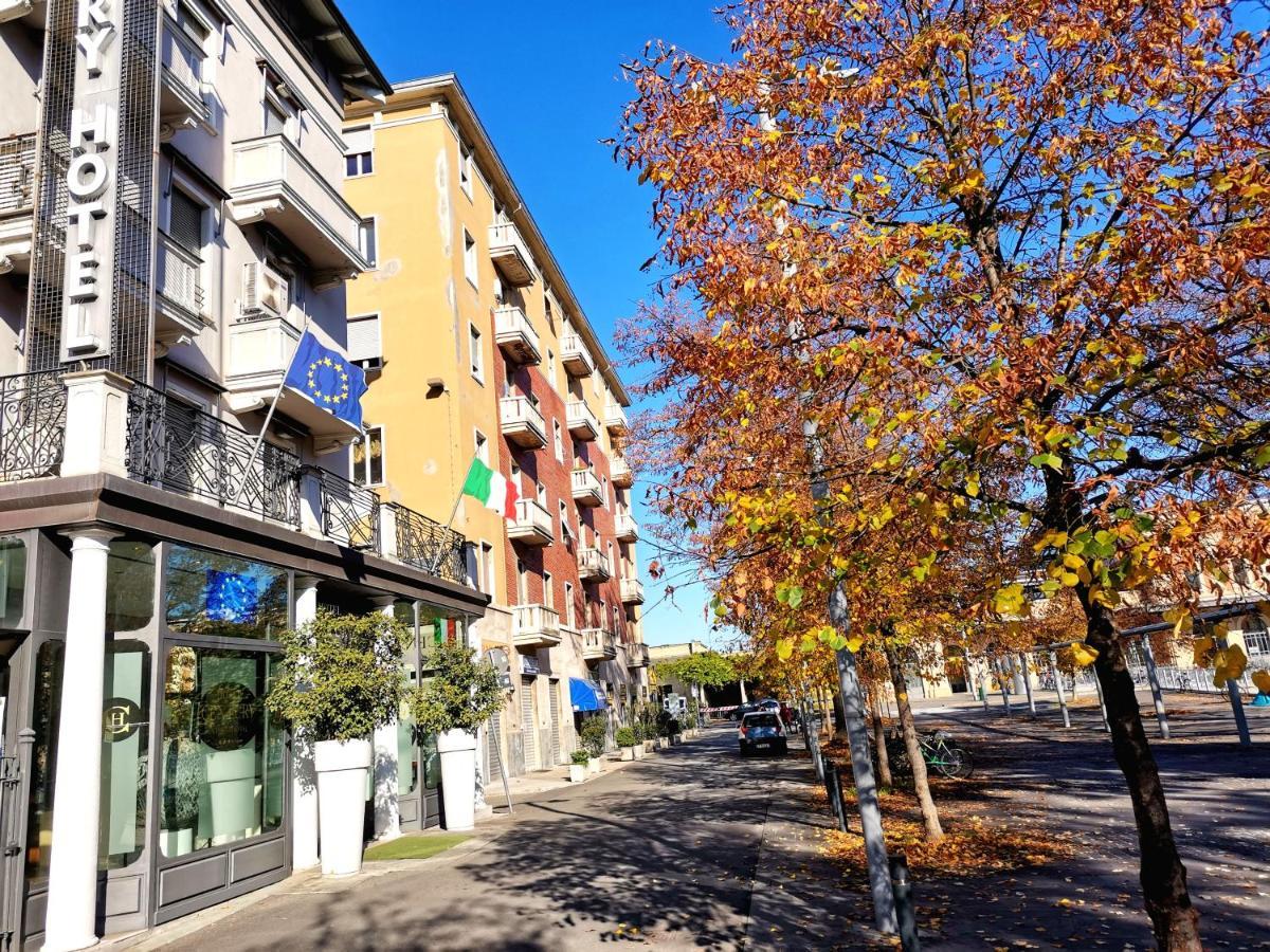 Parma Express Traveller'S Lodging Front Station Fs Parking Exterior foto